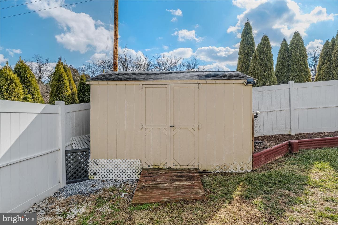 472 Ives Street photo 36