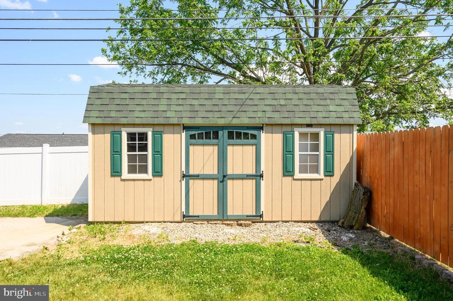 486 Richard Street photo 34