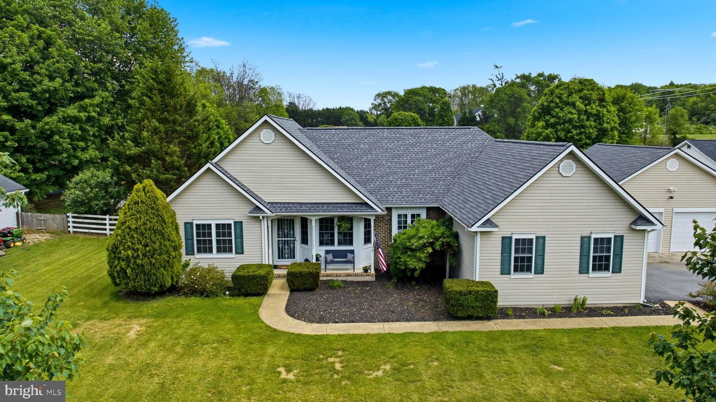 100 Capricorn Drive photo 3