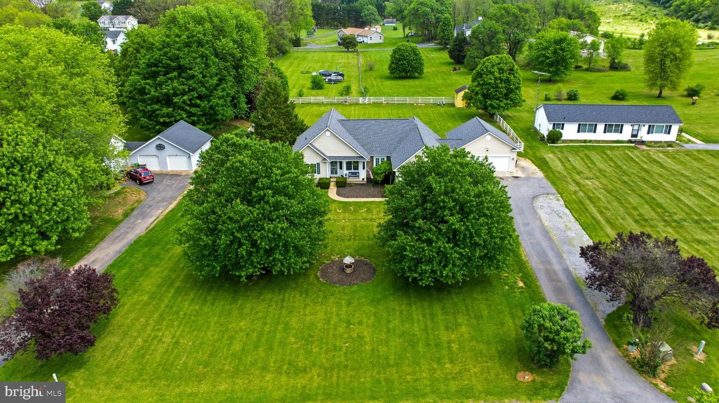 100 Capricorn Drive photo 4