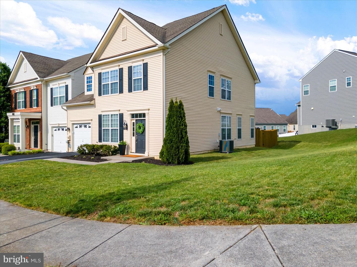 129 Strathmore Way E photo 44