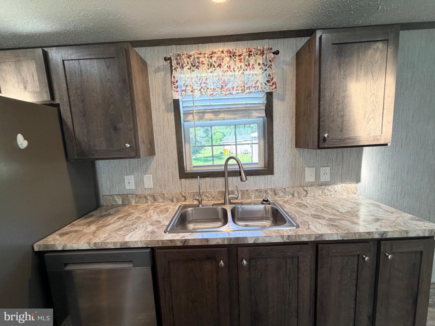 86 Apollo Court photo 6