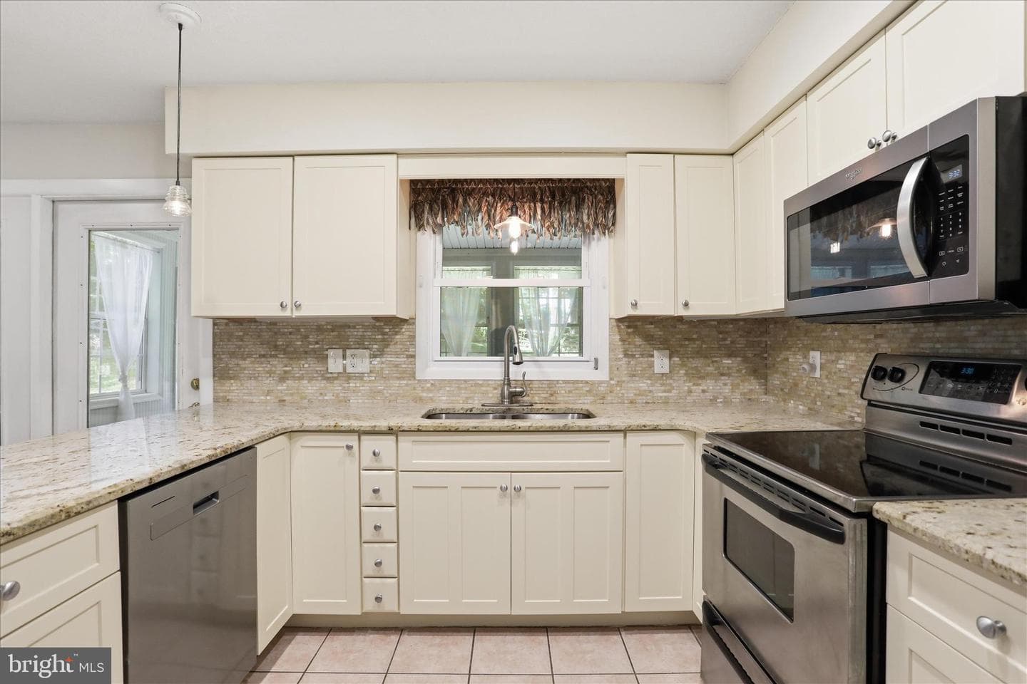 1084 Ridge Road S photo 11