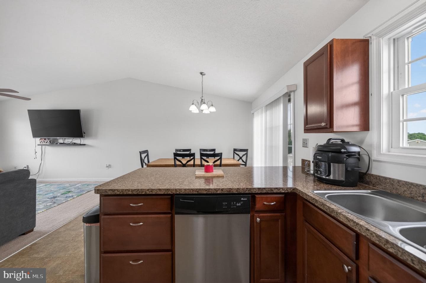 481 Ives Street photo 11