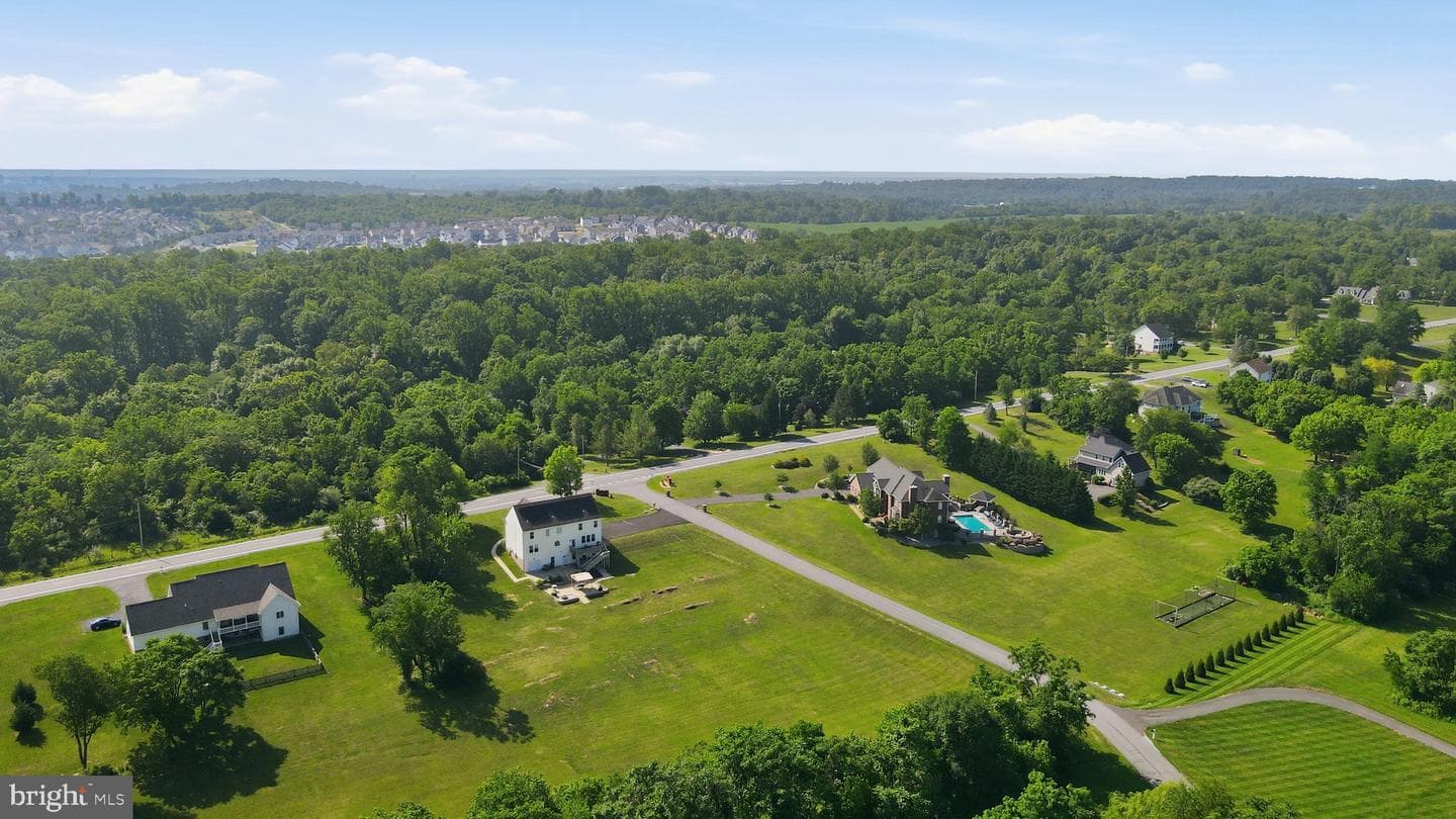 18 Treasure Drive photo 3