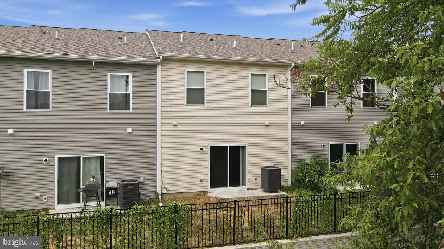 112 Paddington St photo 28