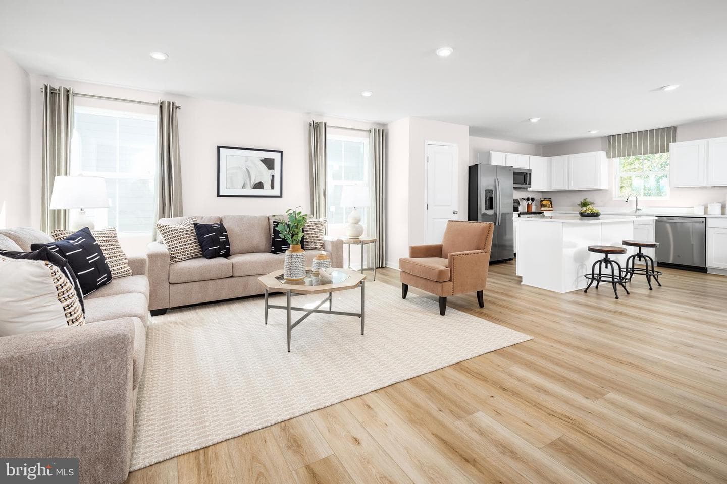 572 Mutual Drive photo 3