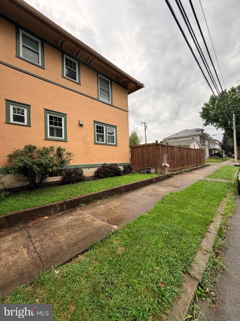 1025 W King Street photo 4