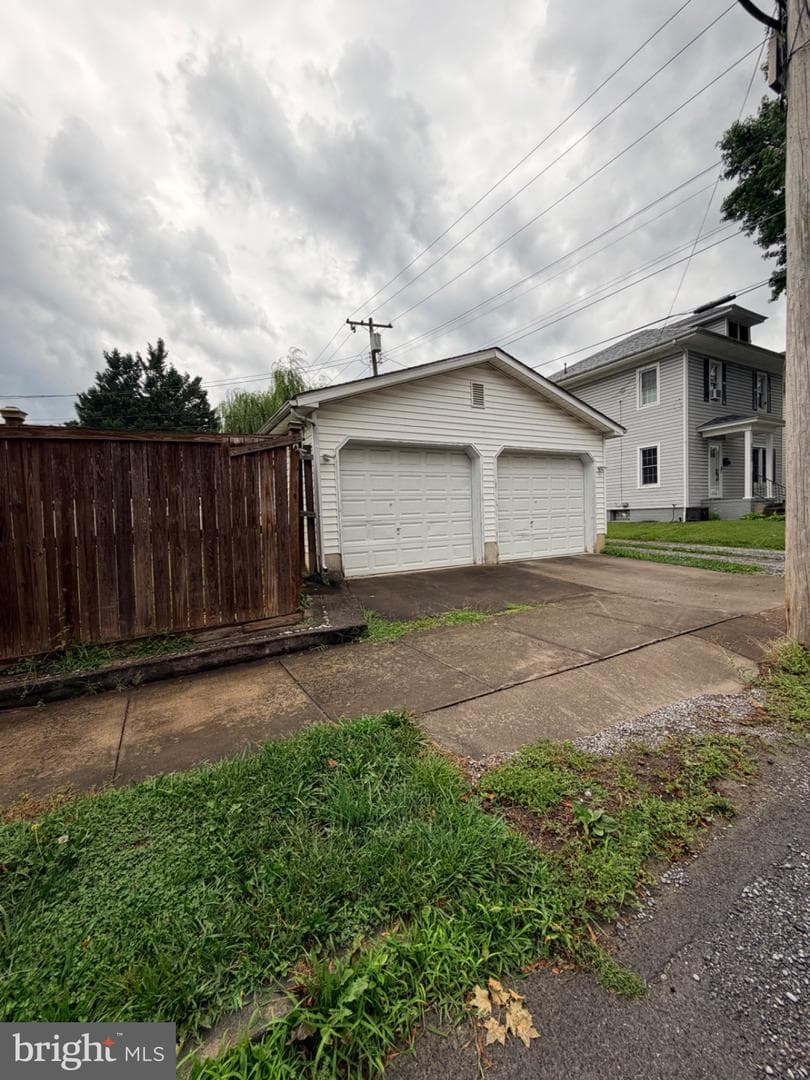 1025 W King Street photo 7