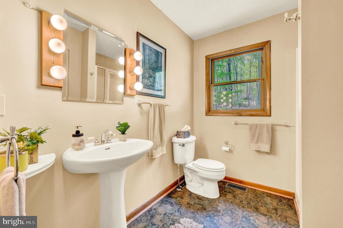 121 Pendragon Court photo 24