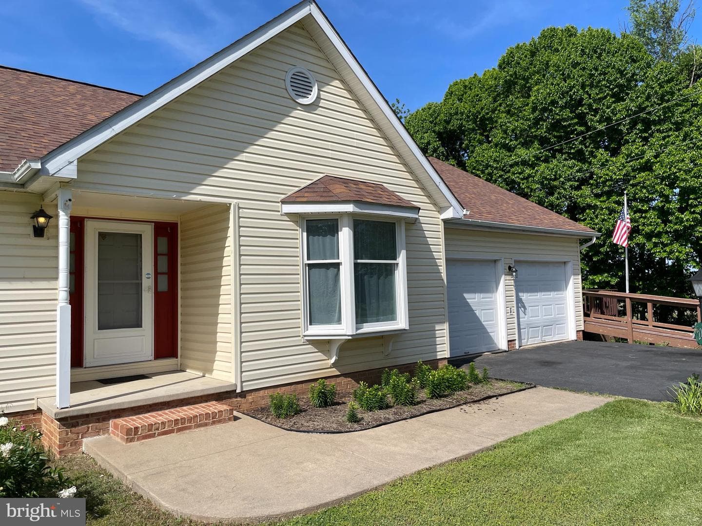 221 Deerfield Drive photo 3