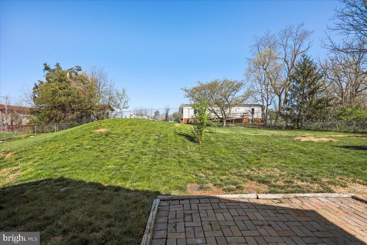 211 E 11th Avenue photo 29