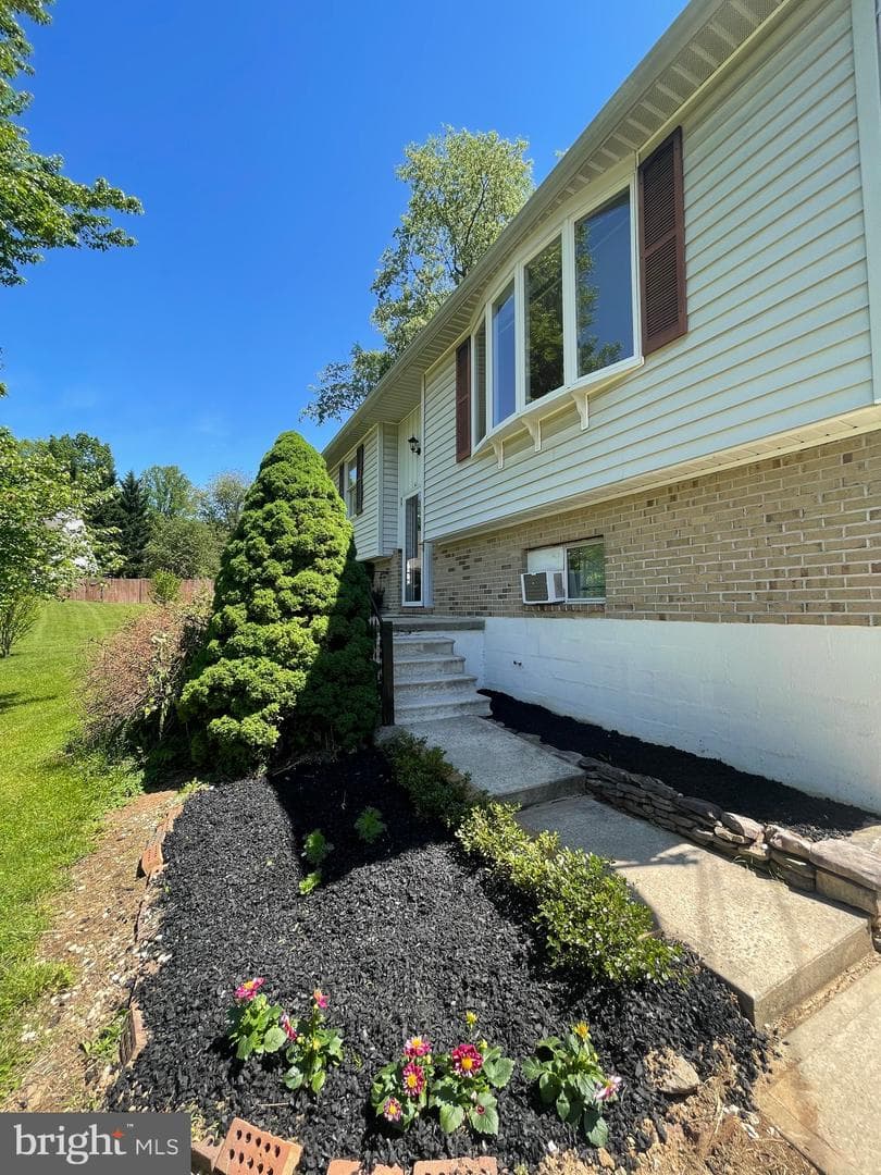 99 Exeter Court photo 42