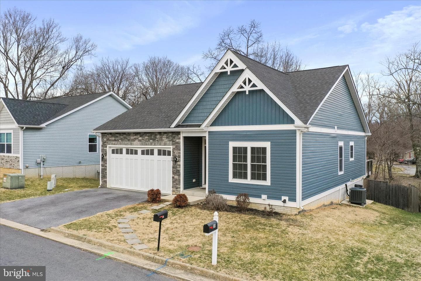 60 Village Circle photo 37