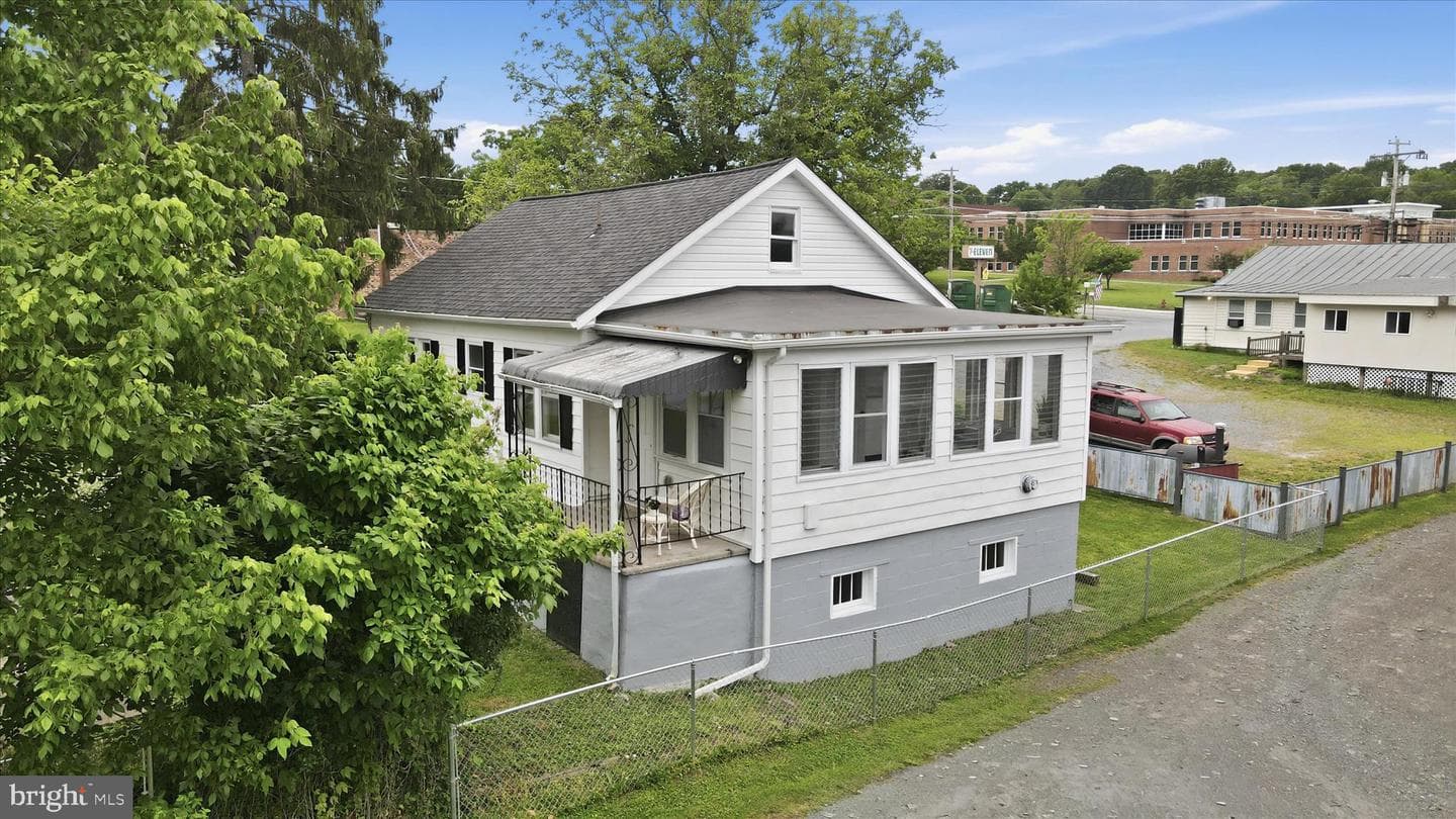 35 Paul Courtney Dr photo 4