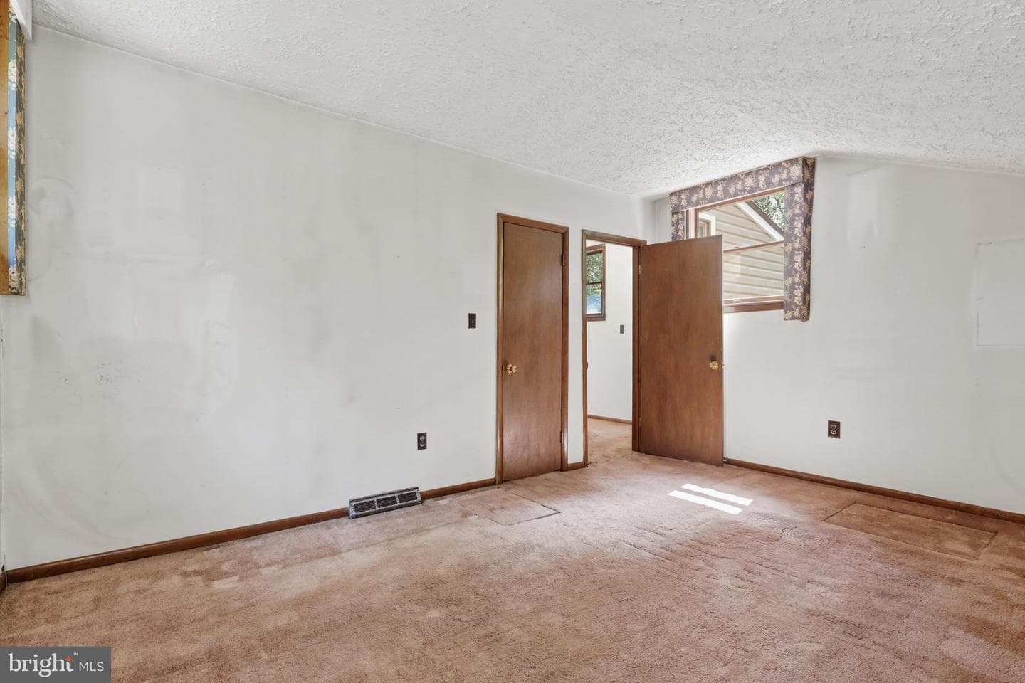 656 Kelly Drive photo 34