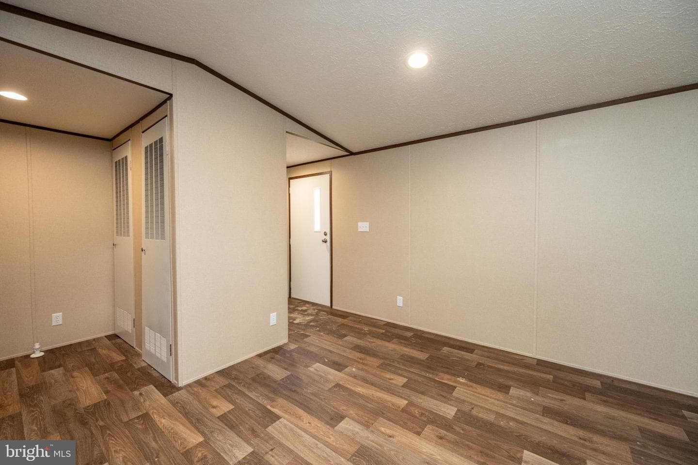 97 Saint Clair's Village photo 18
