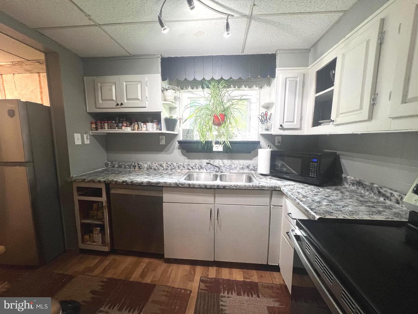 323 Richmond Street photo 9