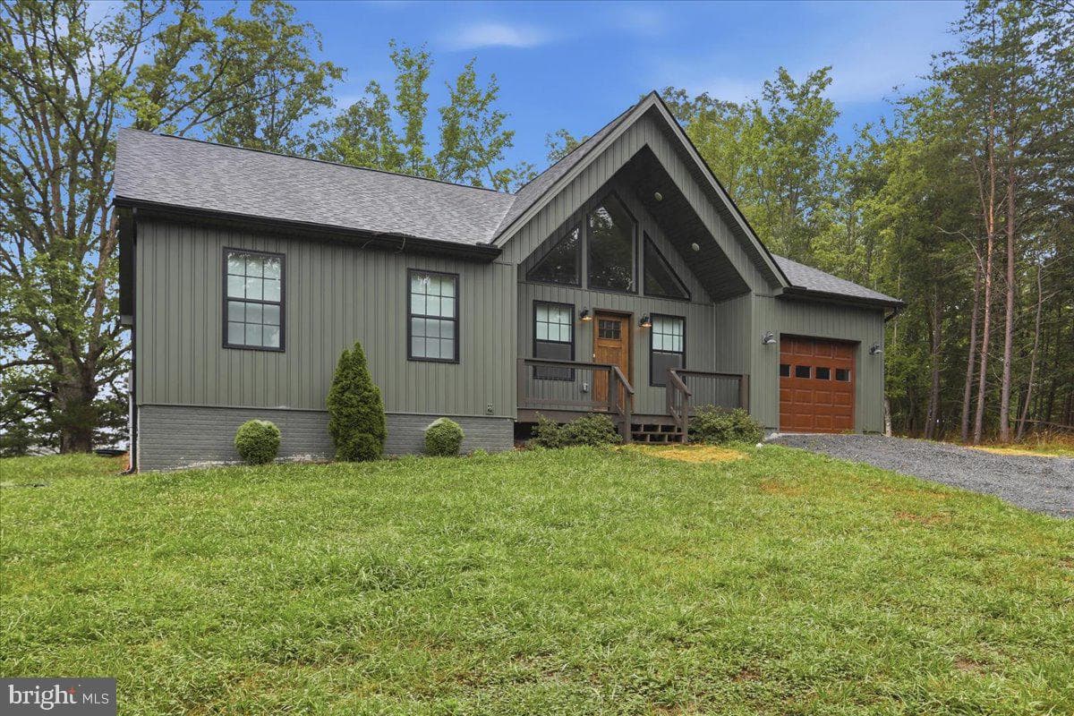 124 Medford Lane photo 4