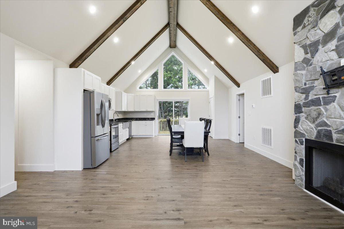 124 Medford Lane photo 8