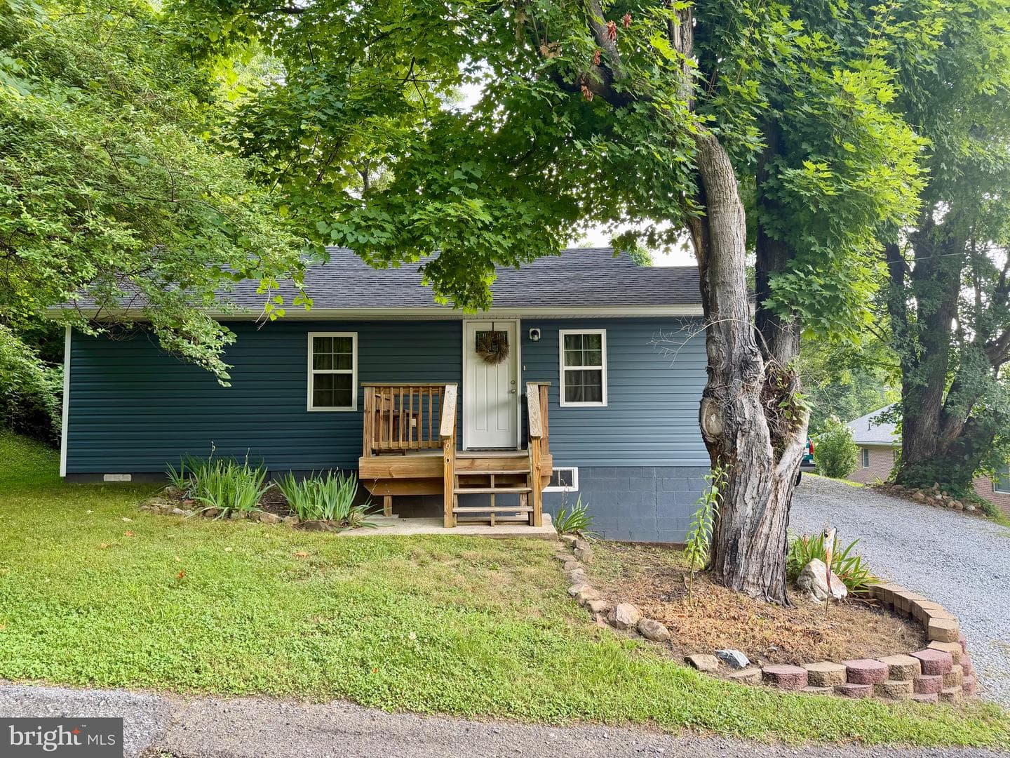 96 George Lane photo 1